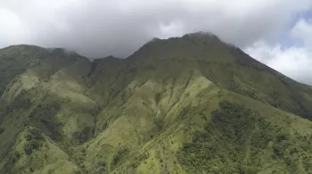 DES VOLCANS ET DES ILES: LES DERNIERS MYSTERES DE LA MONTAGNE PELEE
