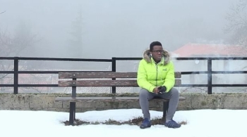 Jeune à Salagosse sur un banc