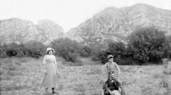 Jean Moulin sur les épaules de son père en 1912 dans les Alpilles © Droits réservés Famille Jean Moulin