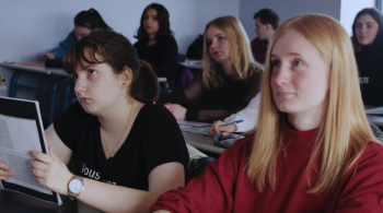 Julia et Gwénaëlle en cours de philo