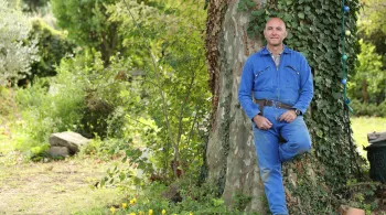 Homme adossé à un arbre