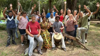 Pendant deux mois, l’émission Allon Kozé a pris vie comme une parenthèse hors du temps, une aventure humaine intense portée par l’énergie lumineuse de Léa Euphrosine. À ses côtés, une trentaine de personnes vivant avec un handicap et accompagnées au quotidien par l’ALEFPA, ont relevé un défi aussi audacieux qu’émouvant : réaliser douze interviews, douze rencontres, douze instants de vérité.