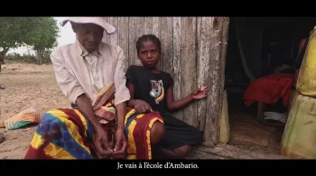 : Au cœur de la région aride de l’Androy, à Madagascar, l’eau est un trésor qui se fait rare. La terre brûle, et les enfants ont faim. Grâce aux citernes construites par l’association Kéré, soutenue par les donateurs réunionnais, la communauté s’organise pour préserver sa survie.