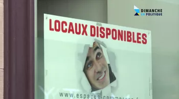 Commerce fermé avec une pancarte "Locaux disponibles"