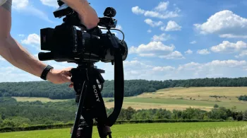 Journaliste reporter d'images qui filme la nature