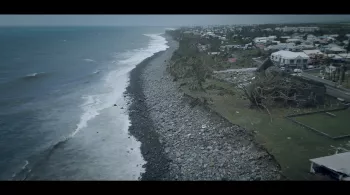 Les Monstres élémentaires nous plonge au cœur des grandes catastrophes naturelles qui ont marqué La Réunion : de l’éruption hors enclos du Piton de La Fournaise en 1970 au passage dévastateur du cyclone Hyacinthe en 1980, jusqu’aux traumatismes récents causés par Garance. 