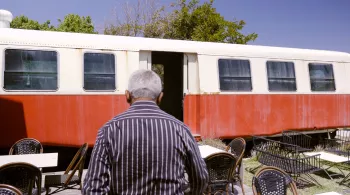 C'est l'Histoire d’un Ti-train. Un Ti-train fantôme qui tracte ses démons et ses joies bien malgré lui ; un fantôme qui a bel et bien existé et qui a sillonné La Réunion pendant presque 100 ans.