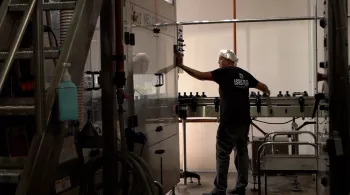 ENTREPRISE : Le groupe Isautier fête cette année ses 185 ans. Zoom sur l’un des fleurons de l’industrie réunionnaise à travers la saga familiale et la diversification des branches d’activités.  ENJEU : Comment le partenariat entre la caheb, coopérative agricole des huiles essentielles de bourbon, et le prestigieux parfumeur Louis Vuitton relance la filière des plantes aromatiques traditionnelles comme le vétiver.  C’EST ADIR : Entretien avec le président de l’adir, Michel Dijoux éleveurs de gros gris A , su