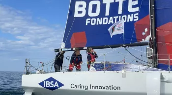 Julie à bord d'un bateau 