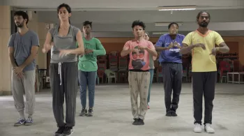 Au travers la création d'un spectacle en Inde et d'ateliers de danse intégrante, des personnes handicapées explorent leurs limites pour se construire.