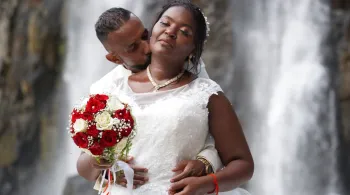 Entre eux, l’évidence s'est imposée comme une promesse d'apaisement. Née d'un échange sur les réseaux sociaux, leur rencontre a mis fin à des années de doutes et de blessures. 