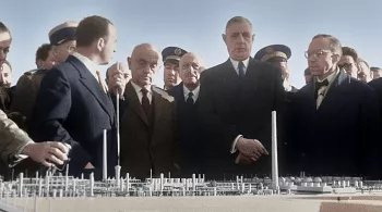 DE GAULLE BATISSEUR_De Gaulle à Lacq 1959 ©Gaumont Pathé Archives_colorisee.jpg