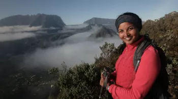 Avec 25 forêts classées, la Réunion est un territoire exceptionnel. C’est l’un des 34 hotspots de biodiversité terrestre mondiale. Mais aussi le département français où l'on replante le plus d'arbres, chaque année, par habitants.