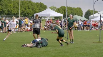 Des équipes se confrontent en quadball, un sport inclusif 