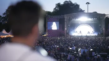 Lovely Brive Festival-  Stéphane Canarias admire sa scène