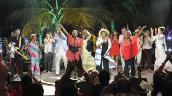 Pour la première fois en Outre-mer, Laury Thilleman et Claudy Siar vous donnent rendez-vous sous les tropiques pour assister à un show musical totalement inédit : « Tous en Martinique » .