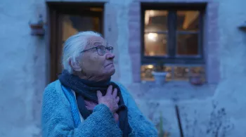 Suzanne incarne la sobriété sereine et heureuse, dans sa maison dépourvue du confort  moderne