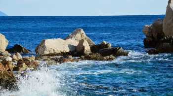 Rochers en mer Méditerranée