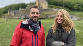 Ismaël se promène sur les routes de campagne du Périgord en direction de Saint-Amand de Coly, classé parmi les « Plus beaux villages de France ». Il est accompagné par Aude, Fille de Hubert de Commarque et propriétaire du château qui souhaite lui faire découvrir son Périgord de coeur.