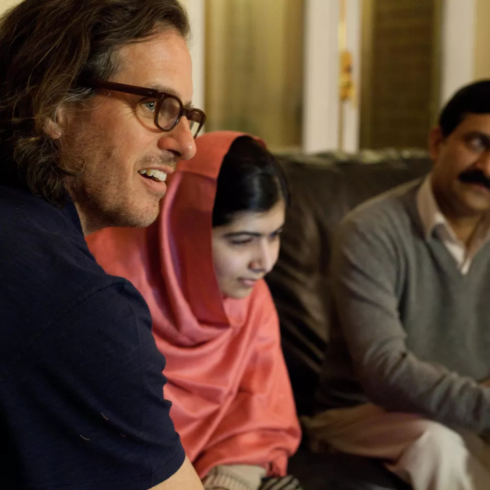 Davis Guggenheim et Malala Yousafzai. © Caroline Fumeaux / © 2015 Twentieth Century Fox Film Corporation All Rights Reserved IL M'A APPELEE MALALA