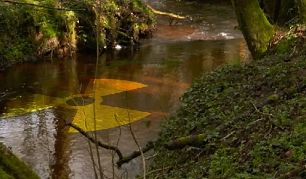 Cours d'eau avec symbole radioactif