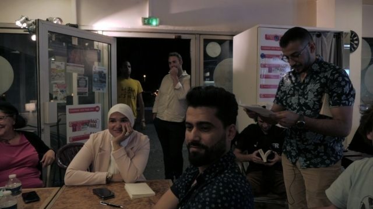 Lecteurs dans une boulangerie