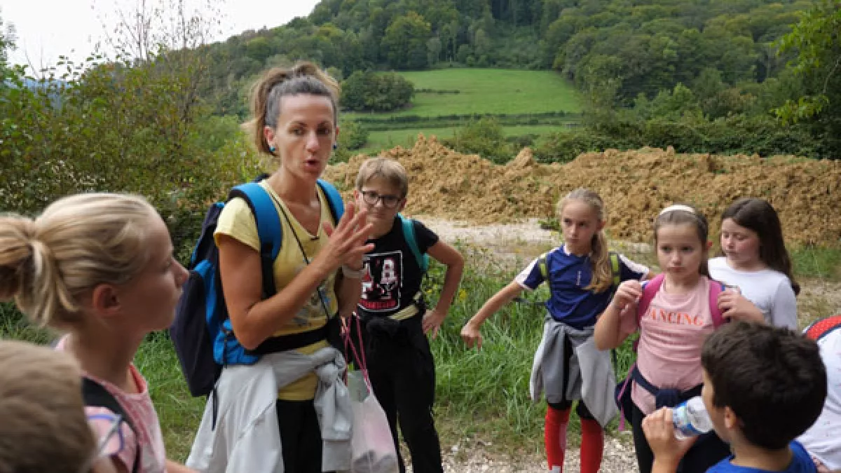 eleves et enseignante dans la foret