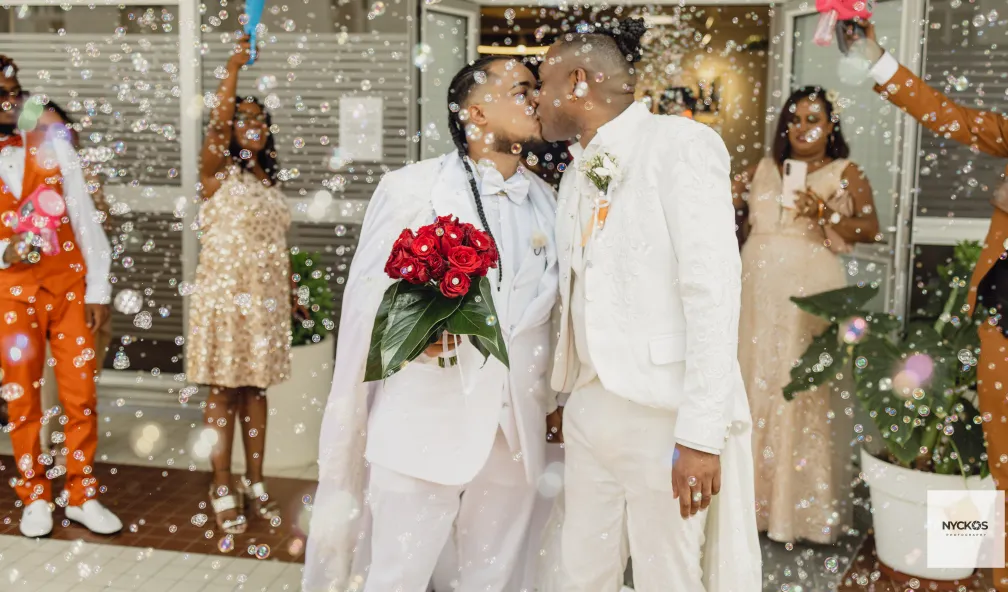 Épisode : n°4 - Le Mariage de Eymerick et de Fabrice Un amour qui s'écrit enfin au grand jour ! ❤️🌈   Samedi 28 février à 19h50 sur Réunion la 1ère, plongez-vous au cœur de l'histoire d'Eymerick et Fabrice dans "Lamour lé Dou".  Rocaya nous emmène à la rencontre de Eymerick et Fabrice. Si leur relation s'est construite sur plusieurs années, leur vie commune est récente, puisqu'ils partagent le même toit depuis un an.