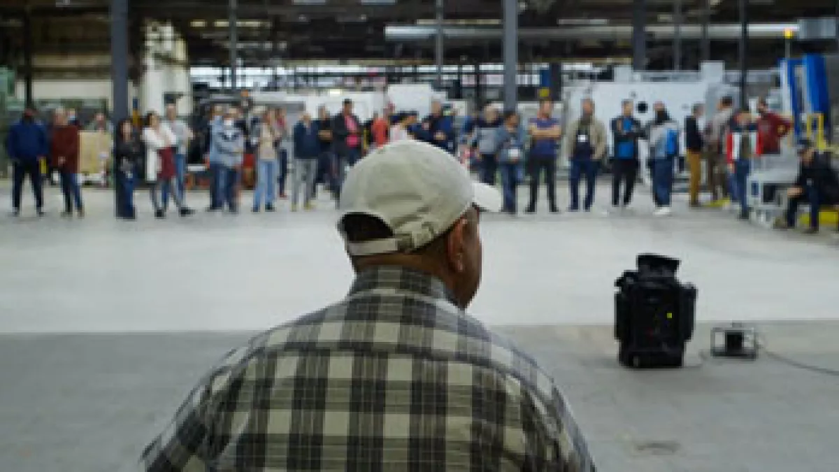 ouvrier de dos usine en greve