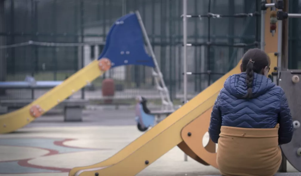 Enfants enfermés : parole aux familles, enfants et employés d'un centre de rétenttion
