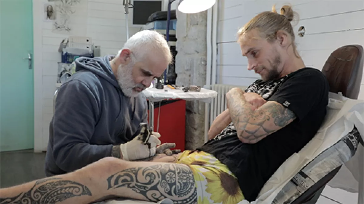 Vincent et un tatoueur