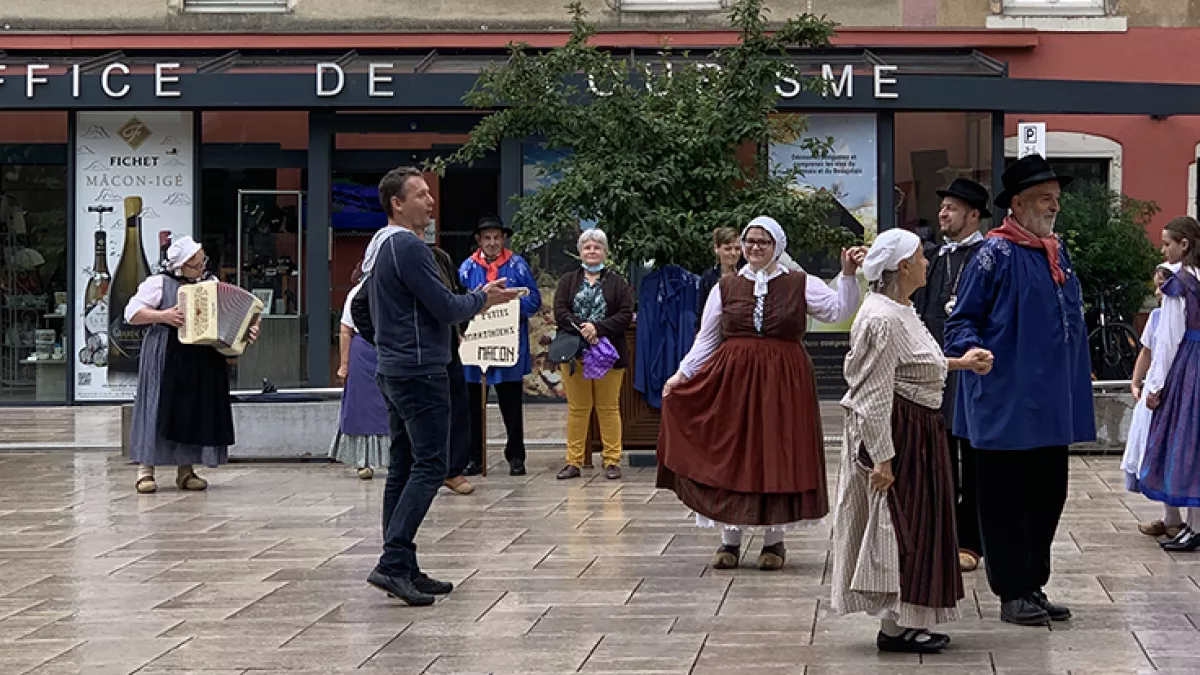 La Tête à l'Endroit à Mâcon