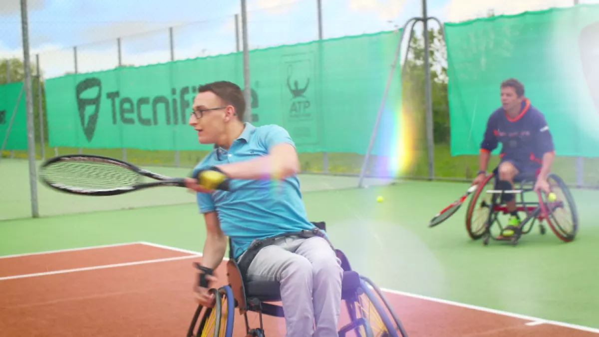Tanguy Coureau s'initie au tennis Handisportgo ! Le tennis
