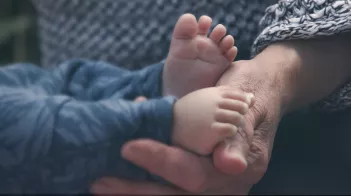 Bébés placés, la vie devant eux 