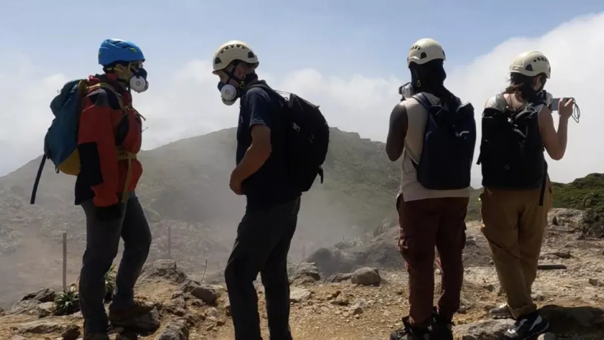 Les quatre volcans actifs français situés en Outre-Mer n’ont jamais été autant surveillés. Et pour cause, des scientifiques ont récemment alerté l’Assemblée Nationale sur le niveau d’activité inédit de la Montagne pelée, la Soufrière, le Piton de la Fournaise et du volcan sous-marin de Mayotte, le Fani Maoré. A l’aide du volcanologue Georges Boudon, deux jeunes passionnés de volcans partent à leur rencontre. Ils découvrent comment les scientifiques les surveillent et le rapport qu’entretiennent les populati