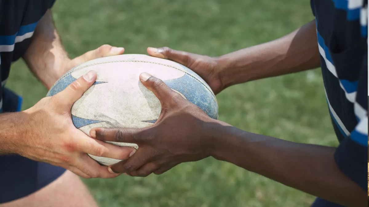 Joueurs de rugby tenant un ballon
