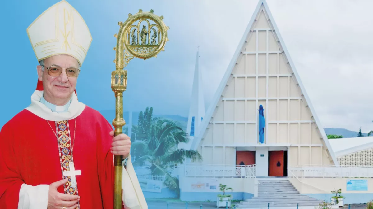 La messe solennelle sera diffusée en différée sur Réunion la 1ère à 13.10 Elle est  présidée par Mgr Gilbert Aubry et  concélébrée par les Pères Augustin Tsikivy et Brice Bouetoumoussa, curés de la paroisse et par le diacre Sébastien Merion. C’est une messe chantée avec la participation de la chorale « de la Trinité  », dirigée par le responsable, William Cadet et commentée par le père Jean Denis Ferrère.