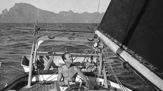 Robbie sur le Varua, son bateau qu’il a lui même construit dans son chantier naval