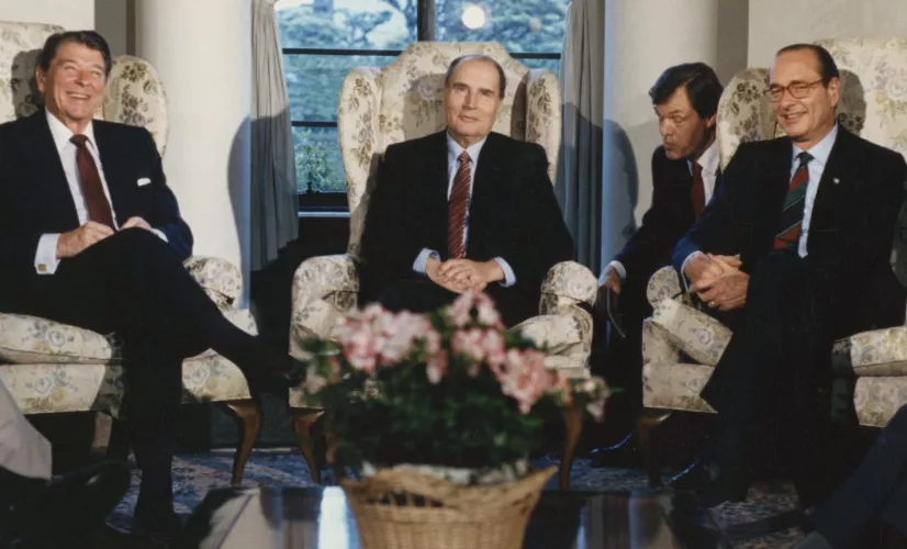 Christopher Thiéry entouré de Jacques Chirac, François Mitterrand et Ronald Reagan