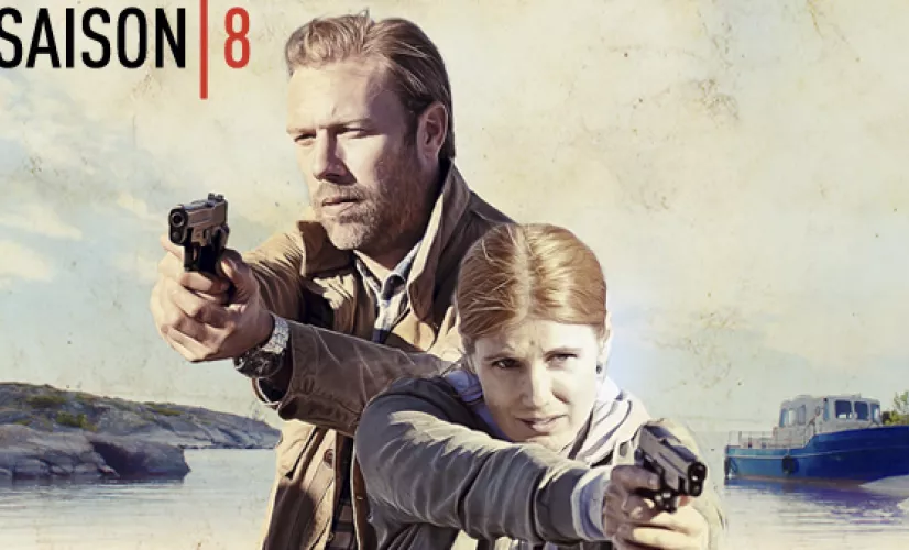 Meurtres à Sandhamn S 8 Sur l'île de Sandhamn, Thomas, Nora et Mia font une nouvelle fois équipe. Ils se lancent à la poursuite d'un mari violent entraîné dans une spirale meurtrière.
