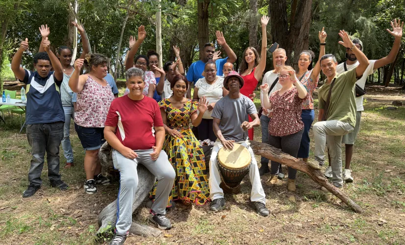 Pendant deux mois, l’émission Allon Kozé a pris vie comme une parenthèse hors du temps, une aventure humaine intense portée par l’énergie lumineuse de Léa Euphrosine. À ses côtés, une trentaine de personnes vivant avec un handicap et accompagnées au quotidien par l’ALEFPA, ont relevé un défi aussi audacieux qu’émouvant : réaliser douze interviews, douze rencontres, douze instants de vérité.