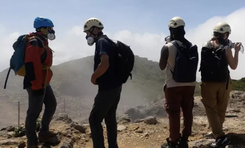 Les quatre volcans actifs français situés en Outre-Mer n’ont jamais été autant surveillés. Et pour cause, des scientifiques ont récemment alerté l’Assemblée Nationale sur le niveau d’activité inédit de la Montagne pelée, la Soufrière, le Piton de la Fournaise et du volcan sous-marin de Mayotte, le Fani Maoré. A l’aide du volcanologue Georges Boudon, deux jeunes passionnés de volcans partent à leur rencontre. Ils découvrent comment les scientifiques les surveillent et le rapport qu’entretiennent les populati