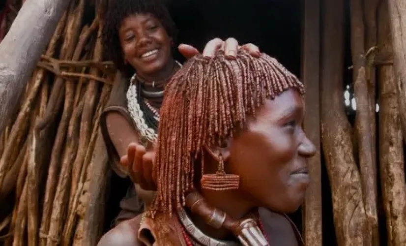 Qu’est-ce que la beauté africaine et qui en définit les codes ?  Depuis le milieu du XXe siècle, l’Afrique et ses diasporas redessinent leurs identités, passant des luttes d’autodétermination à l’affirmation de soi. Loin d’être anodines, les normes esthétiques influencent profondément la manière dont les individus et les communautés se perçoivent et sont perçus.