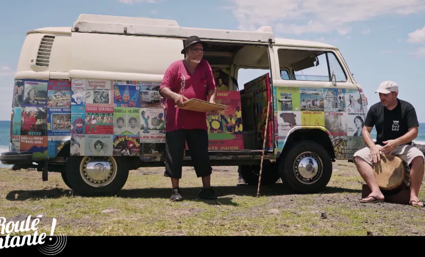 Roulé Matante Réunion la 1ère en compagnie de Arno Bazin vous propose de sillonner les routes de La Réunion à la rencontre des piliers de la musique locale.
