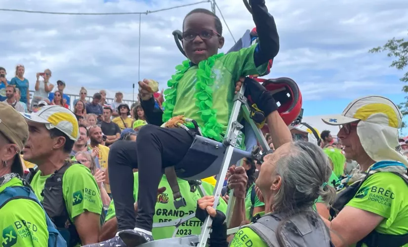 Lors du Grand Raid, c’est sans doute la course qui suscite le plus d’émotion. Chaque année, des porteurs de handicap participent à l’aventure grâce aux joëlettes, ces fauteuils roulants tout-terrain conçus pour la randonnée. 