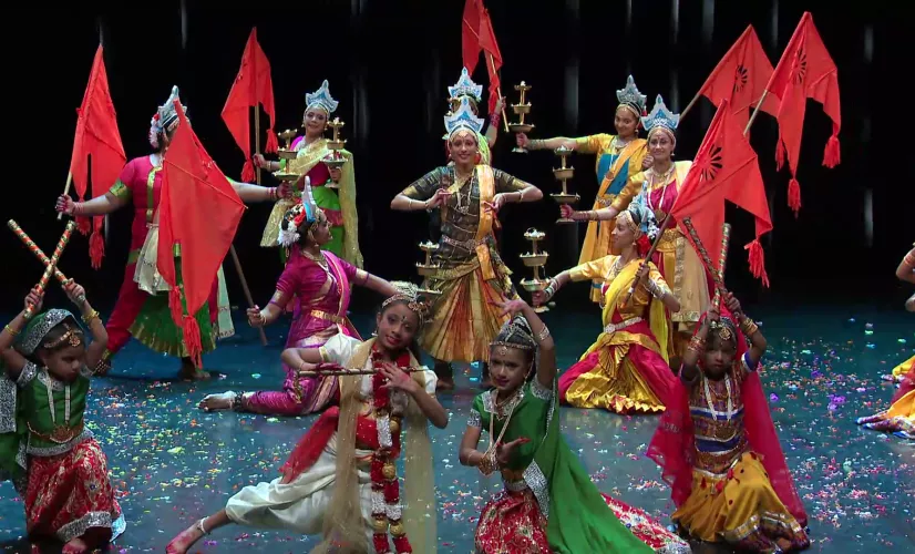 POUTTANDOU VAJTTOUKAL, Bonne année 5124.  A l’occasion  du Jour de l’An Tamoul, Lynda Sellom professeur et chorégraphe de danses indiennes et ses élèves de l’école de danses Natya Kalamani ont tenu à offrir aux téléspectateurs de Réunion 1ère un spectacle de danses classiques et folkloriques indiennes intitulé Kadambam qui signifie mélange de fleurs depuis  la Salle Gramoune Lélé à Saint-Benoit.