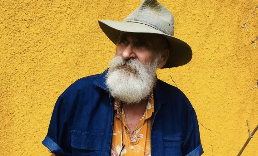 Archipels rend hommage à l’œuvre de Vincent Mengin-Lecreulx, artiste peintre, sculpteur, installateur, interprète, cinéaste, constructeur, scénographe ...disparu le 15 février dernier.  L’œuvre atypique de cet artiste contemporain a pris ses racines dans un lieu unique le L.A.C (Lieu d’Art Contemporain) façonné à la Ravine des Cabris par lui-même en 1980 aux côtés de son épouse Roselyne. C’est le lieu où il a tout créé et construit, des bâtiments aux jardins, en passant par les maisons d'artistes accueillan