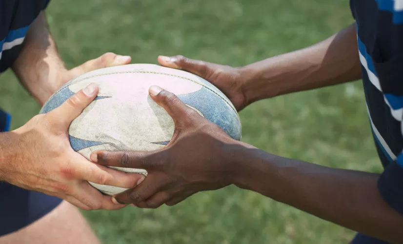 Joueurs de rugby tenant un ballon