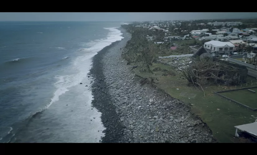Les Monstres élémentaires nous plonge au cœur des grandes catastrophes naturelles qui ont marqué La Réunion : de l’éruption hors enclos du Piton de La Fournaise en 1970 au passage dévastateur du cyclone Hyacinthe en 1980, jusqu’aux traumatismes récents causés par Garance. 