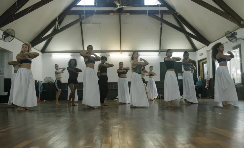 DANSER ENCORE 4 chorégraphes, 4 parcours, 4 identités et 4 créations différentes.  Ou comment 4 artistes réunionnais œuvrent pour transmettre leur vision du monde par la danse.